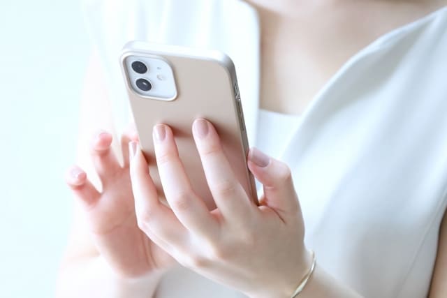 スマホを持っている女性のイメージ写真