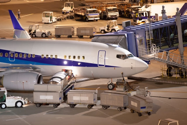 飛行機と荷物のイメージ画像